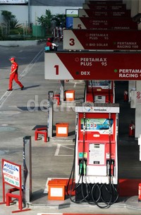 Seorang petugas beraktivitas di salah satu SPBU di Jakarta. Menteri ESDM Jero Wacik mengatakan, saat ini situasi subsidi BBM sudah tergolong krisis, sehingga DPR harus mempercepat APBN-P 2013 untuk pemberian dana kompensasi untuk orang miskin.