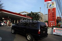 Sebuah mobil memasuki SPBU di kasan Kuningan, Jakarta. Sebelumnya, Presiden SBY mengatakan kenaikan harga BBM subsidi baru akan dilakukan, apabila APBN-P yang di dalamnya ada alokasi dana kompensasi untuk rakyat miskin termasuk bantuan langsung tunai (BLT) bisa disetujui.