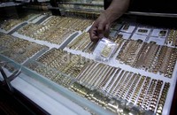 Salah satu pusat penjualan emas di kawasan Blok M mengaku ikut terkena imbas dari turunnya harga emas Antam.