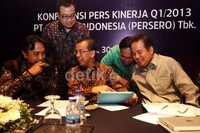 Direktur Utama PT Garuda Indonesia Emirsyah Satar berdiskusi dengan para direksi saat konferensi pers di salah satu hotel di Jakarta.