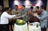Direktur Utama PT Bank Mutiara Sukoriyanto Saputro didampingi Komisaris Utama Pontas Siahaan, Direktur Lembaga Penjamin Simpanan Noor Cahyo, Direktur Ahmad Fajar hadir dalam peresmian Kios Mikro yang berada di Jakarta.