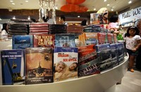 Salah satu oulet yang menjula VCD/DVD original di Jakarta.
