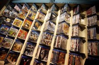 Berbeda dengan penjualan VCD/DVD original yang berada di mal-mal, para pedagang VCD/DVD bajakan dapat dengan mudah ditemui di pinggir jalan sehingga mudah menjajakan dagangan mereka.