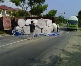 Tronton Muat 20 Ton Kertas Terguling, Jalur Pantura Tuban Macet 10 Km
