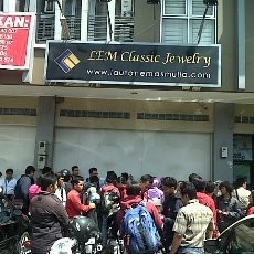 Seratus Nasabah Geruduk Kantor Investasi Emas di Bandung yang Mendadak Kolaps