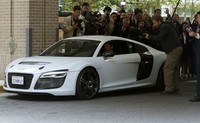 Di film itu Tony Stark menjajal mobil listrik mutakhir Audi R8 e-tron.  (Dok Audi)