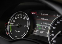 Power meter di instrumen panel Audi R8 e-tron memberikan informasi akurat mengenai level tenaga baterai mobil.  (Dok Audi)