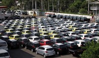 Kementerian Perindustrian menargetkan angka penjualan mobil di tahun 2013 naik hingga 10% dari tahun sebelumnya.