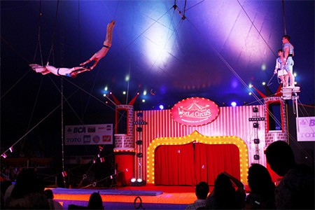 Penawaran Spesial Buy 1 For 2 The Great World Circus dari BCA