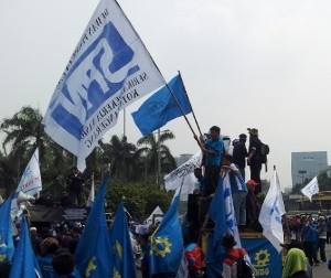 Buruh Ngotot Blokir Jl Gatot Subroto, Kendaraan Dipaksa Putar Balik