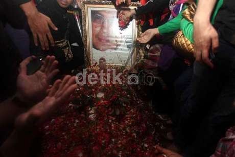 Jokowi Tanggapi Usulan Warga Soal Pemagaran Makam Uje Jokowi Tanggapi Usulan Warga Soal Pemagaran Makam Uje
