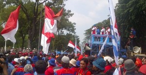 Nyanyikan Indonesia Raya, Ribuan Buruh Kepung Istana