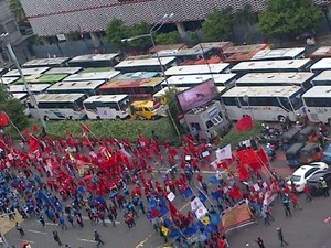 Jl Thamrin Dikuasai Barisan Bus Buruh