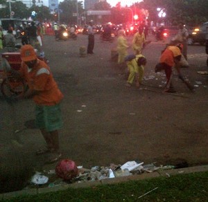 Demo Buruh Bubar, Sampah Berceceran di Monas