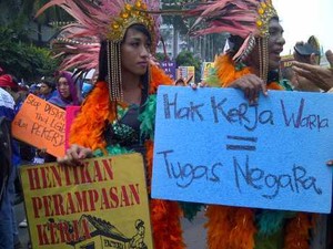 Waria Berkostum Nyentrik & Pria Biru Dirantai Ramaikan Demo Buruh