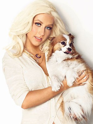     Sekilas foto Christina Aguilera ini terlihat normal. Namun, perhatikan baik-baik jari manis penyanyi yang berpose dengan anjing tersebut.    (Credit: BeautyRiot)