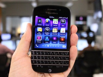     BlackBerry Q10 memiliki layar 3,1 inch dengan resolusi 720x720 pixel teknologi Super Amoled. Berbasis sistem operasi BlackBerry 10 seperti di Z10, operasional Q10 banyak dilakukan melalui layar sentuhnya. (kredit foto: Businessinsider)