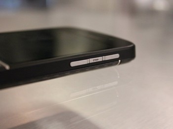     BlackBerry Q10 dibekali dengan memori internal 16GB. Dan kabar baiknya dapat diekspansi melalui slot microSD.  (kredit foto: Businessinsider)