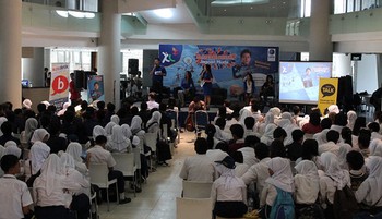 Acara yang diselenggarakan di Universitas Multimedia Nusantara, BSD Serpong - Tangerang ini dihadiri 200-an pelajar dari SMK Mandiri 2 (Balaraja), SMA 2 Tangerang Selatan, SMK Bhakti Anindya, SMP 3 Balaraja, SMP Tarakanita dan juga Finnalis Tahun 2012 Kang – Nong Tangerang Selatan. (Astri Kurnia)