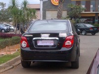 Sementara melihat ke belakang, baik logo Chevy maupun nama mobil ditutupi dengan selotip. Stop lampnya terlihat lebih lebar dari versi hatchback dan lebih manis desainnya. (Foto Heri Maulana).