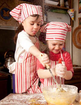 Latih Ketrampilan Memasak si Kecil dengan Cara Ini