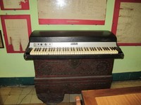 Anda juga bisa melihat organ kuno merk Rhodes terpajang rapi di salah satu ruangan rumah makan (Putri/detikTravel)