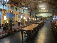 Rumah makan ini terdiri dari beberapa ruangan, yang paling besar tentunya ruang makan utama. Anda bisa memilih duduk di bangku atau lesehan (Putri/detikTravel)