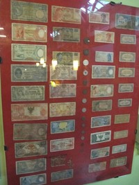 Menengok ke dinding, ada banyak bingkai yang berisi aneka mata uang rupiah kuno (Putri/detikTravel)