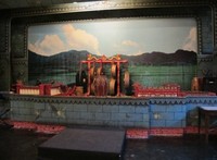 Selain memamerkan aneka barang kuno, yang membuat Rumah Makan Inggil berbeda adalah panggung pertunjukkan. Setiap malam, pengunjung yang datang akan ditemani dengan penampilan sinden lengkap dengan alunan musik Jawa (Putri/detikTravel)