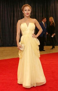 Hayden tampil dalam balutan gaun kuning rancangan Katharine Kidd. AFP Photo/Chris Kleponis.