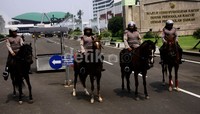 Pasukan berkuda dari Polda Metro Jaya berjaga-jaga di halaman gedung DPR. Lamhot Aritonang/detikFoto.