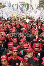 Ribuan Buruh Menyemut di Bundaran HI