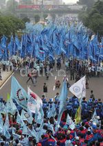 Ribuan Buruh Menyemut di Bundaran HI