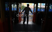 TransJ stop operasi karena adanya demo buruh di sepanjang Jalan Sudirman hingga Istana Negara.