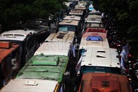 Puluhan bus buruh memadati Jalan Jenderal Soedirman.
