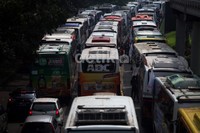 Akibatnya lalu lintas macet total.