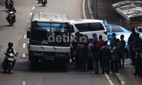 Akibat kemacetan panjang, sejumlah penumpang kendaraan umum terlantar. Mereka berebut naik saat sebuah Kopaja melintas.