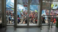 Pendemo menguasai seluruh jalan termasuk jalur Busway. Mereka sedang merayakan hari buruh sedunia yang jatuh hari ini.