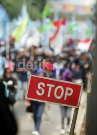 Bus TransJakarta pun tak dapat melintas.