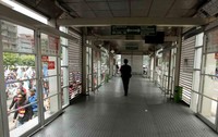 Tidak banyak penumpang di halte Busway.
