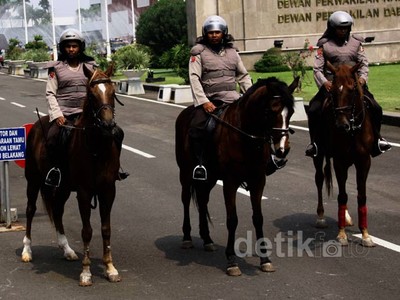 Polisi Berkuda & Anjing Pelacak Siaga di DPR