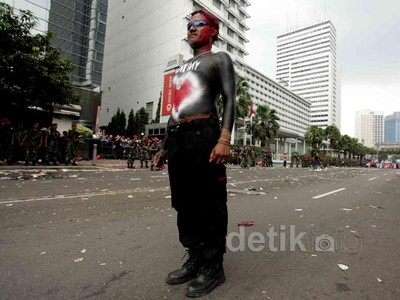 Aksi Unik Peserta Pawai May Day