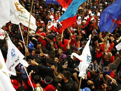 Demo Buruh di Depan Istana Negara
