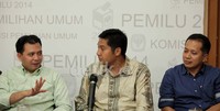 Mereka adalah Ketua PDIP Maruarar Sirait (tengah), bakal caleg DPR dari Partai Gerindra (Ferry Juliantono (kanan) dan Direktur Eksekutif Pol-Tracking Institute Hanta Yuda. (Ari Saputra/detikcom)