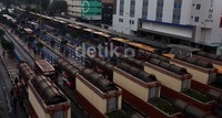 Jalurnya ditutup pendemo, bus TransJakarta 'menganggur'