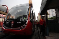 Jalur TransJakarta ditutup karena adanya demo buruh di sepanjang Jalan Soedirman hingga Istana Negara.