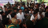 Tiba di SMKN 13 Jakarta, Jokowi disambut guru dan siswa.