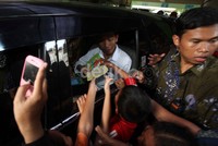 Dalam kesempatan ini Jokowi juga membagikan hadiah sepeda dan buku.