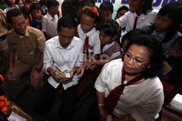 Jokwi juga berdialog dengan siswa SD.