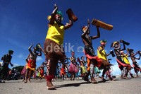 Para penari terlihat lincah menarikan tarian adat Papua.